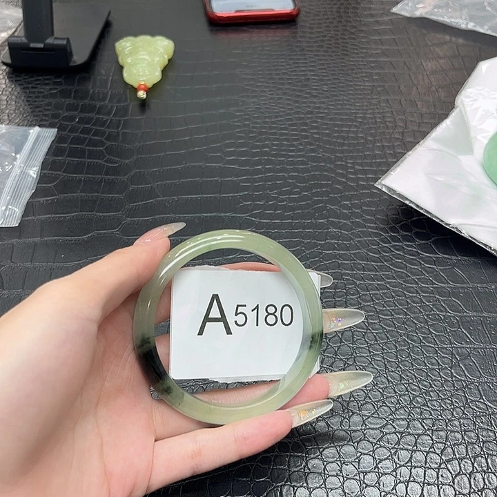 翡翠手镯未镶嵌默认微瑕