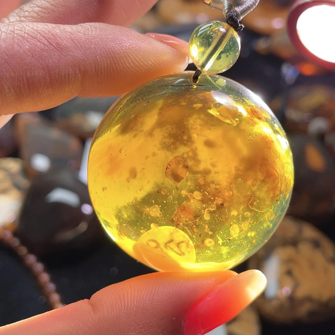 琥珀裸石未镶嵌？