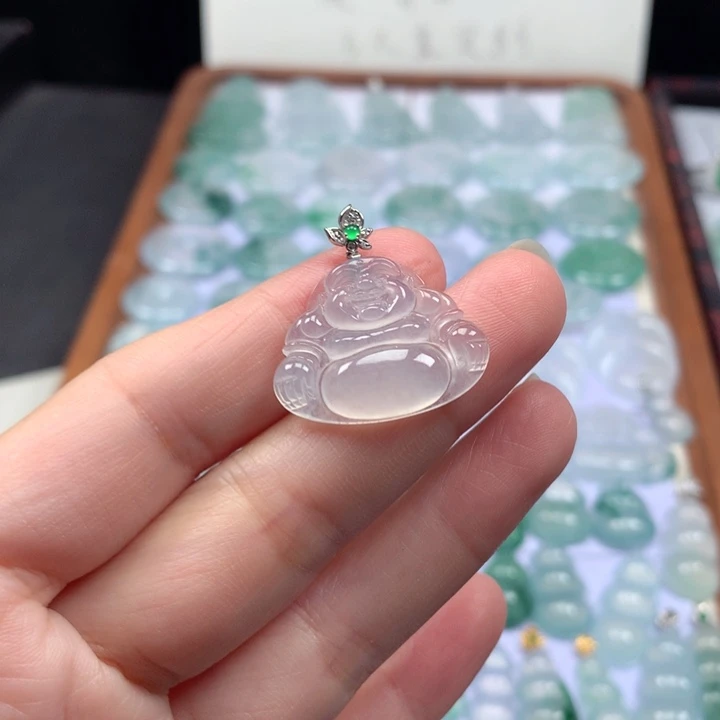 颈饰18K金镶嵌翡翠冰种佛公