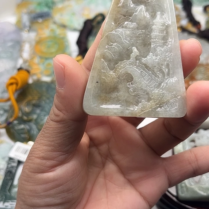 翡翠未镶嵌颈饰挂件