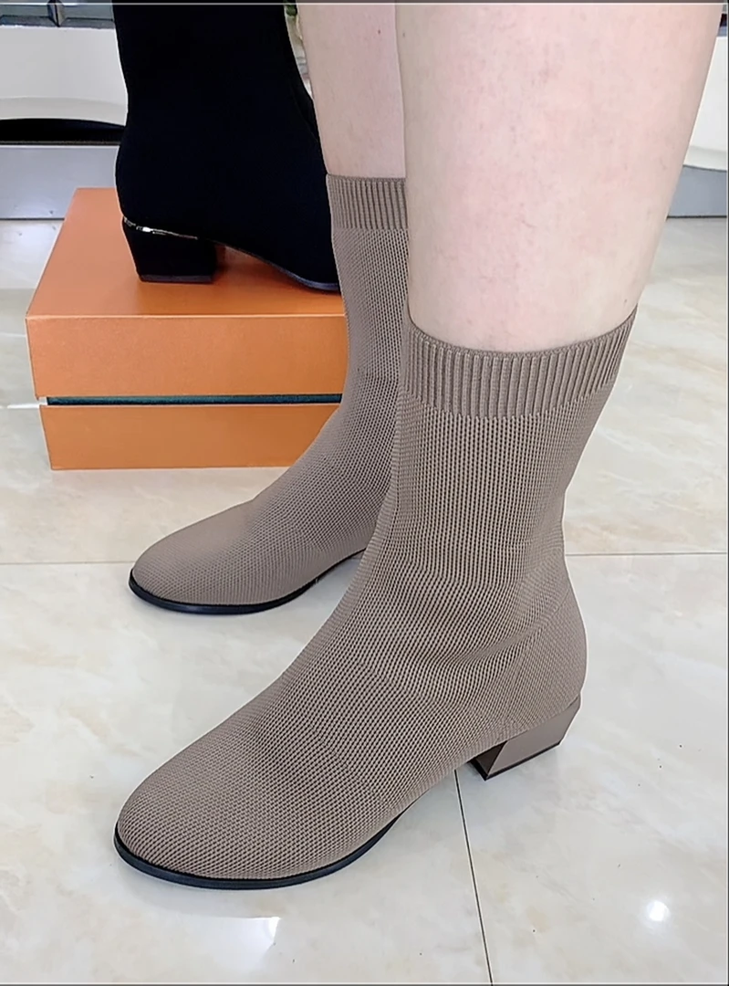 25年新款气质高端大方舒适时尚粗跟圆头久站不累弹力袜子瘦瘦靴,