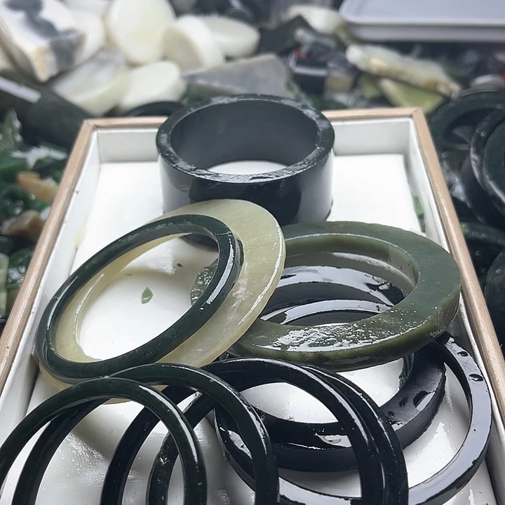 和田玉（糖玉）和田玉边角料9K金镶嵌米**?