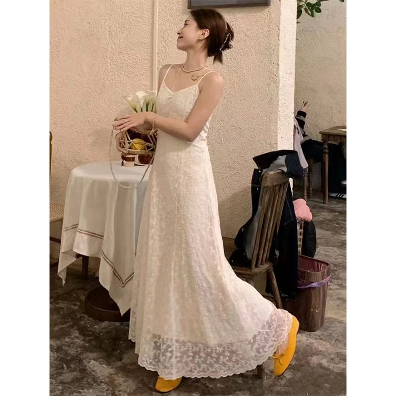 2025春夏新款韩系气质v领重工蕾丝钩花设计显瘦百搭吊带连衣裙