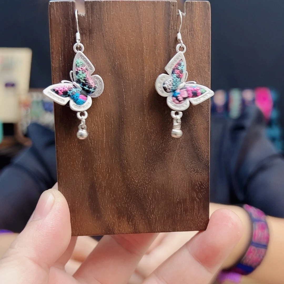 刺绣非遗手作饰品