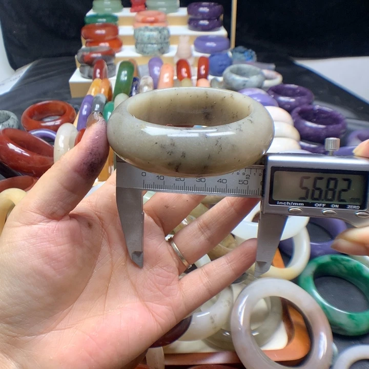 未镶嵌手镯石英质玉