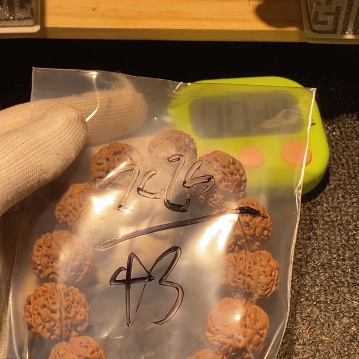 飞****吊坠金刚菩提您看行嘛有个快递我来
