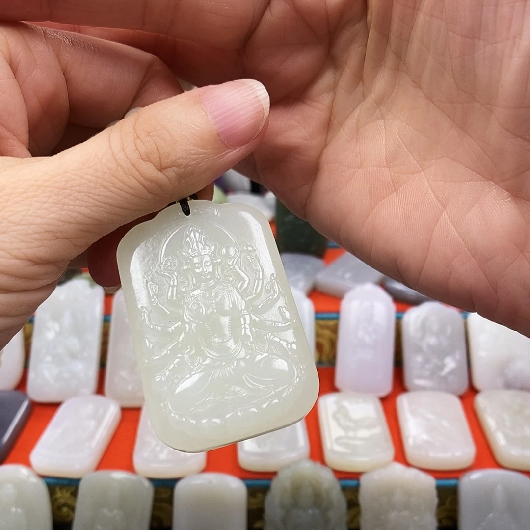 唐***金和田玉未镶嵌颈饰