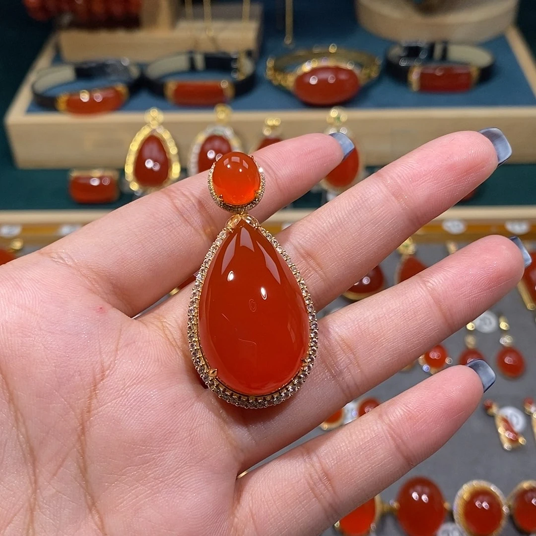 大***枣颈饰18K金镶嵌南红玛瑙