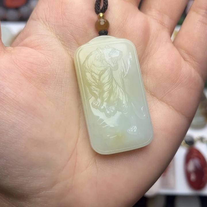 和田玉未镶嵌颈饰上山虎