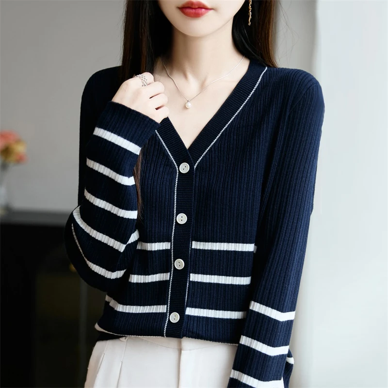 品牌女装秋季新款v领条纹长袖针织衫法式时尚百搭减龄上衣
