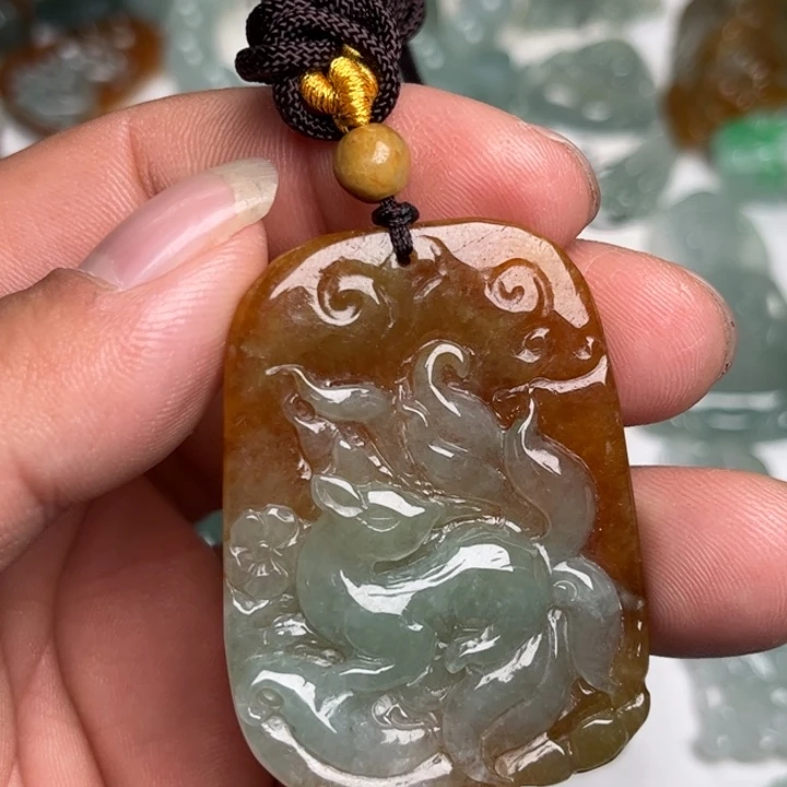 翡翠未镶嵌颈饰九尾狐