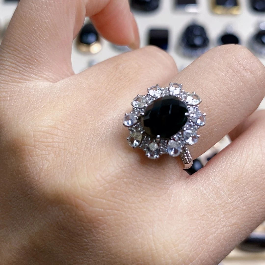 18K金镶嵌定制翡翠墨翠蛋面女戒