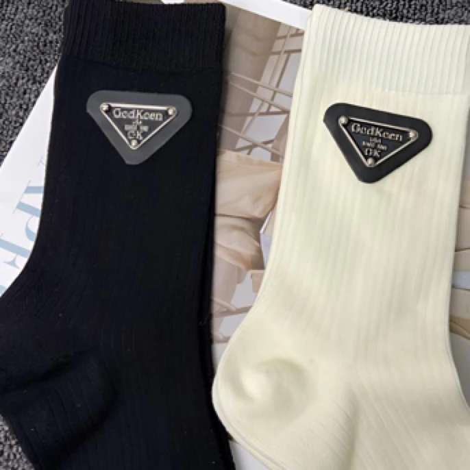 时尚三角标中筒袜潮流设计舒适棉袜