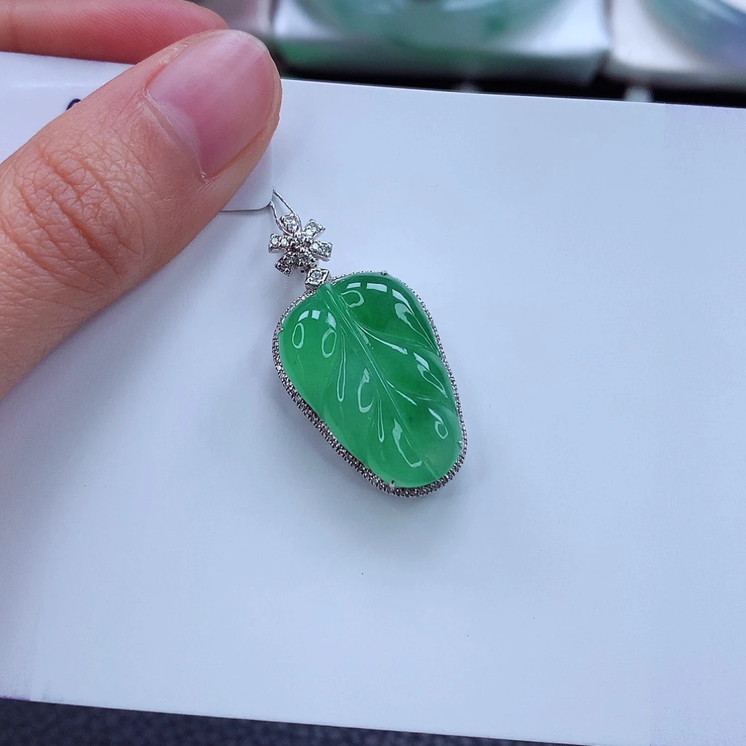 颈饰18K金镶嵌翡翠