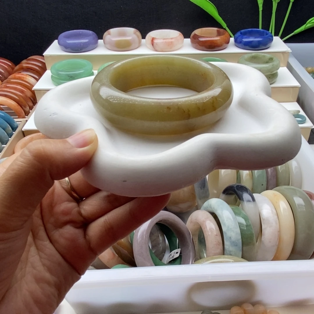 石英岩玉未镶嵌手镯