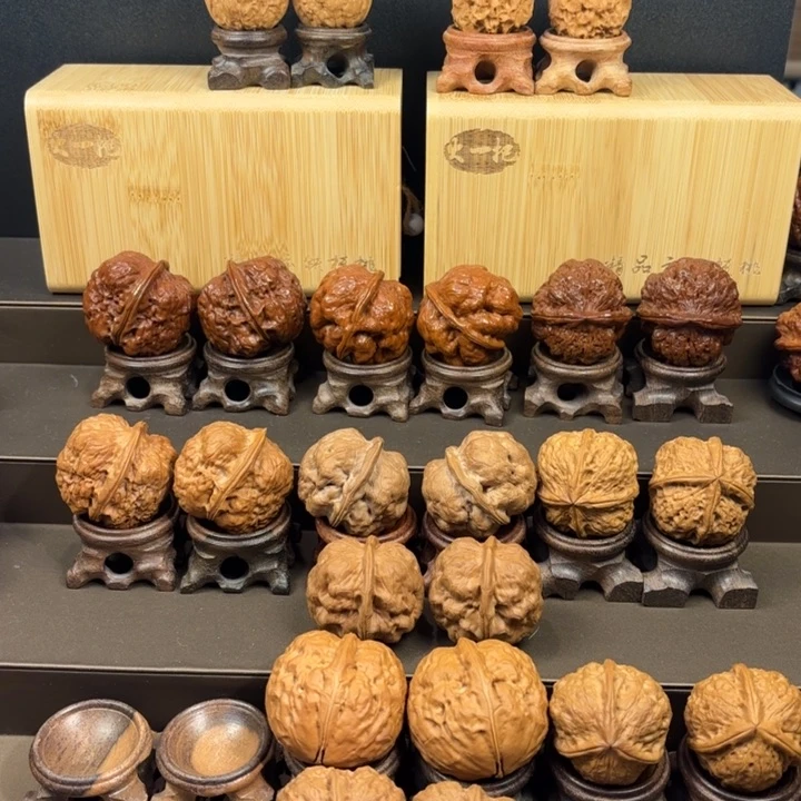 文玩核桃吊坠美**王裂空爪