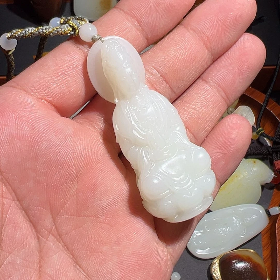 和田玉未镶嵌颈饰张*…