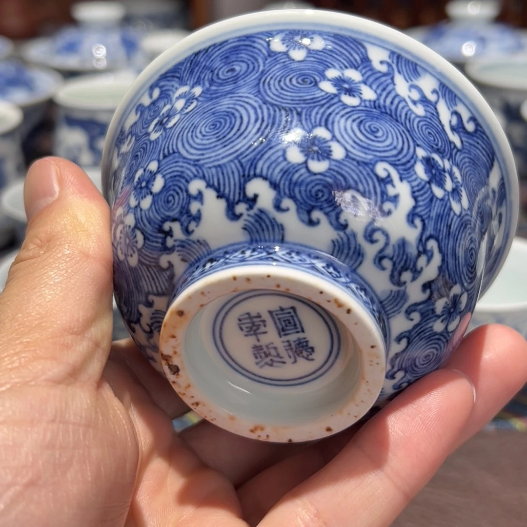 杯青花海水桃花纹压手杯口径约9.3厘米