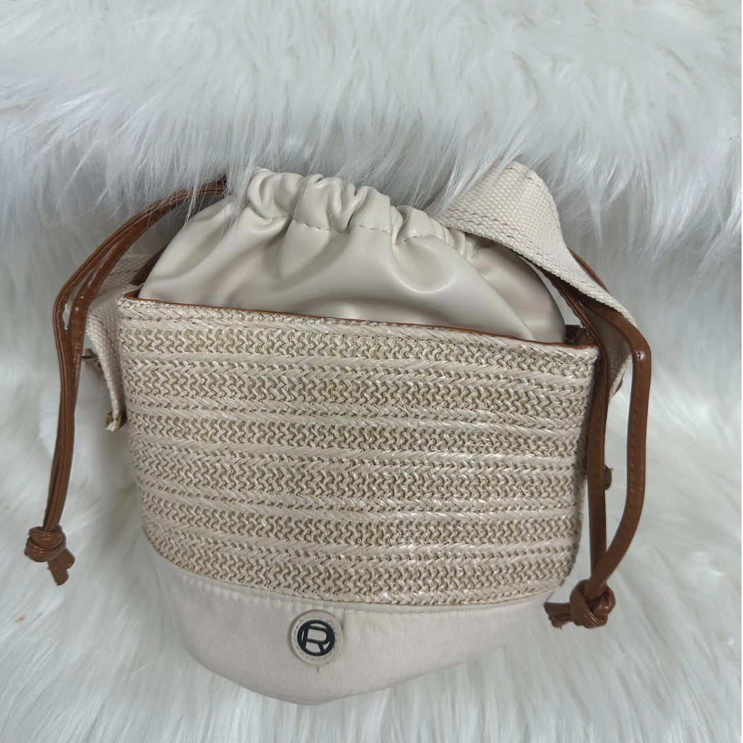 【新】时尚小众编织皮质水桶包可收缩的拼接斜挎包