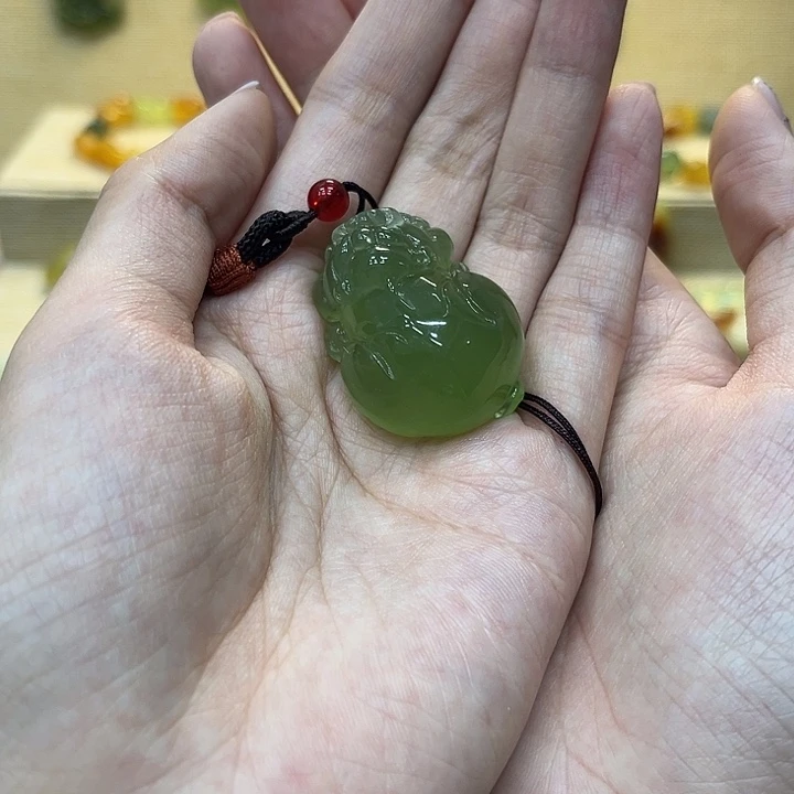 爱***雪未镶嵌蛇纹石玉颈饰