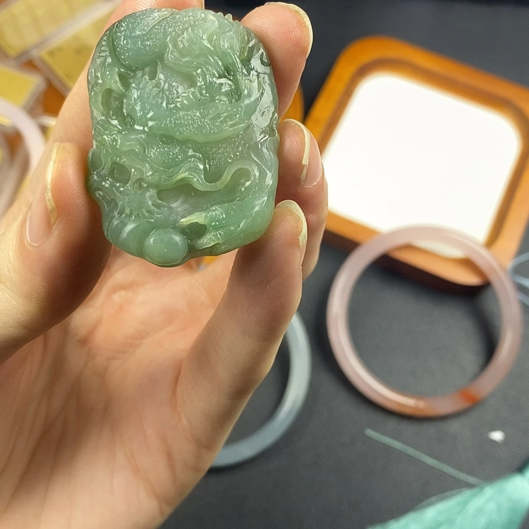 翡翠未镶嵌颈饰龙牌