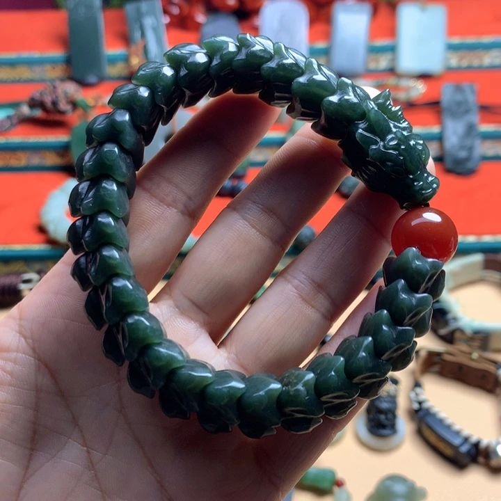 善***界和田玉未镶嵌颈饰