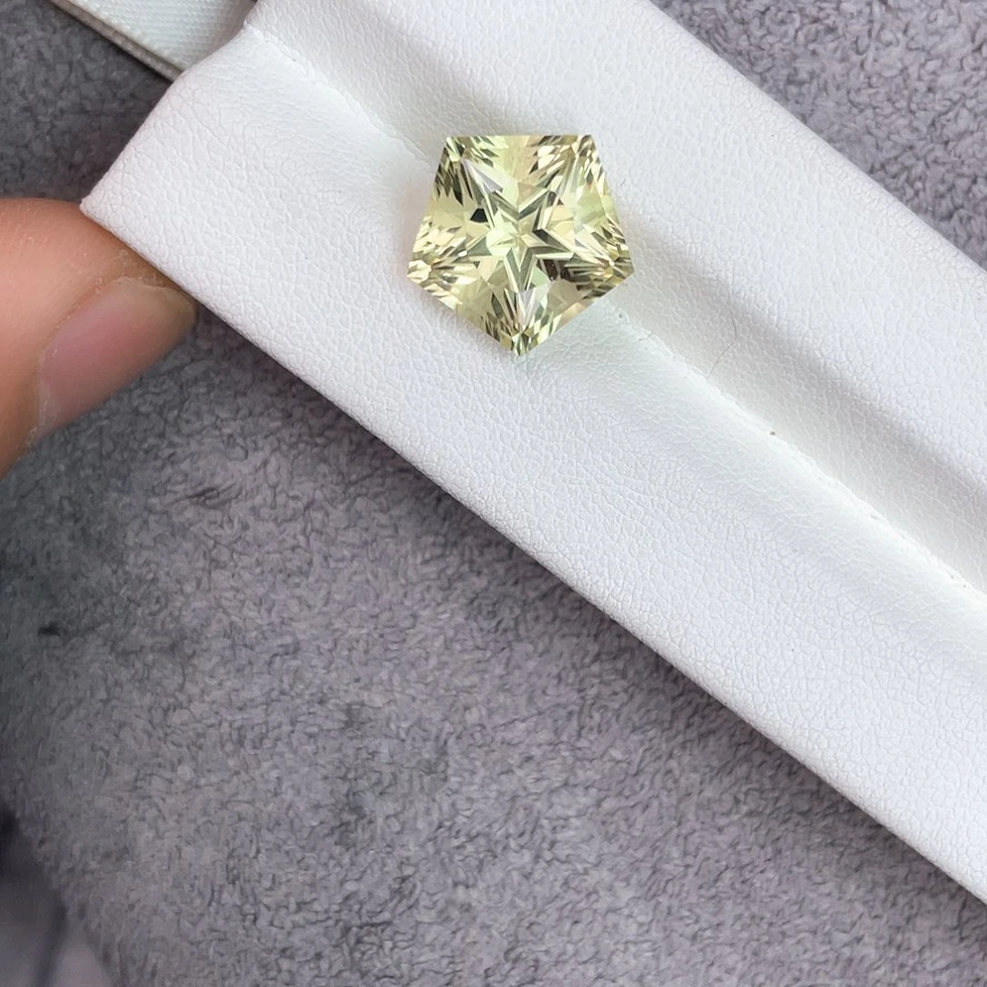 裸石未镶嵌黄晶8.02Ct。
