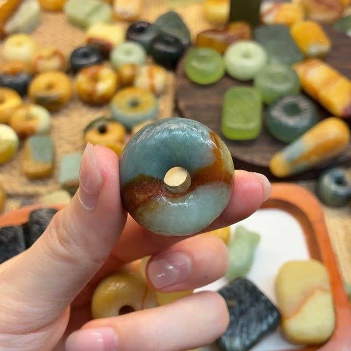 浮***丶蛇纹石玉未镶嵌颈饰