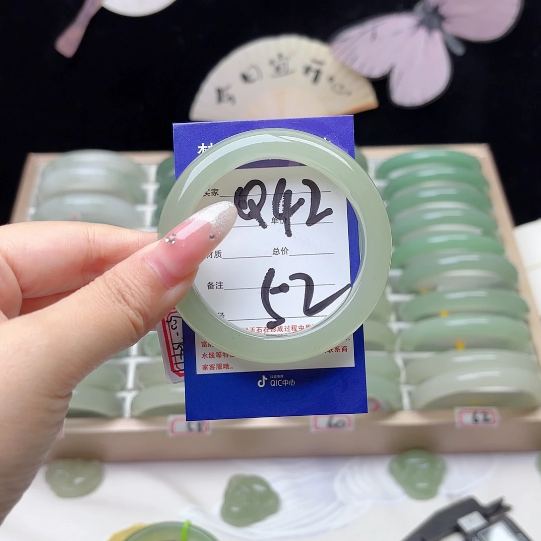 泽****未镶嵌手镯石英质玉
