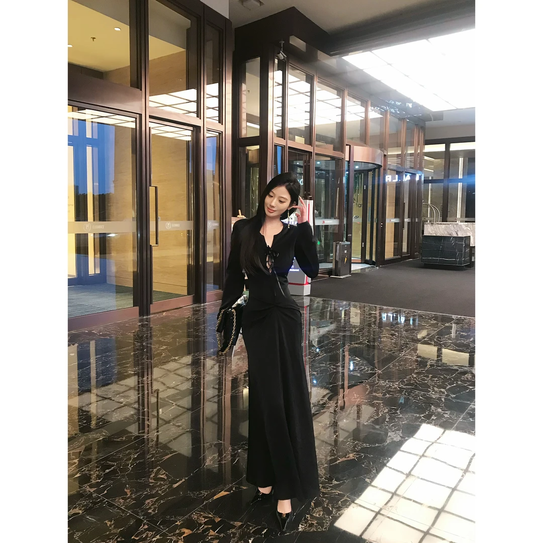 【黑道千金】深V收腰长袖褶皱裙修身显瘦设计感连衣裙