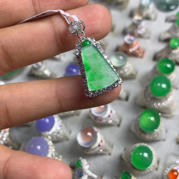 翡翠未镶嵌戒指银托镶嵌，可直接佩戴