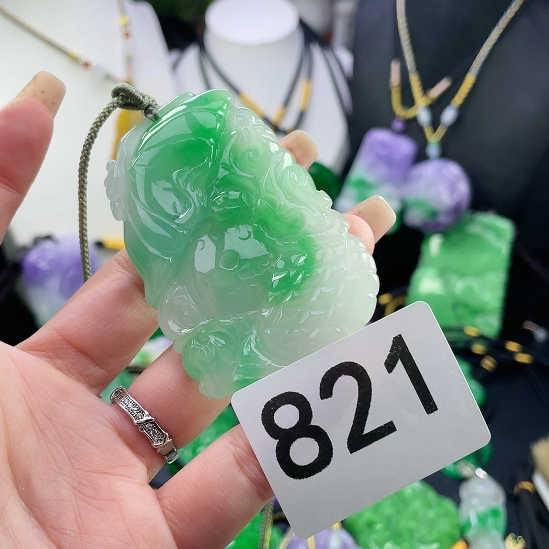 翡翠未镶嵌吊坠(赠链)