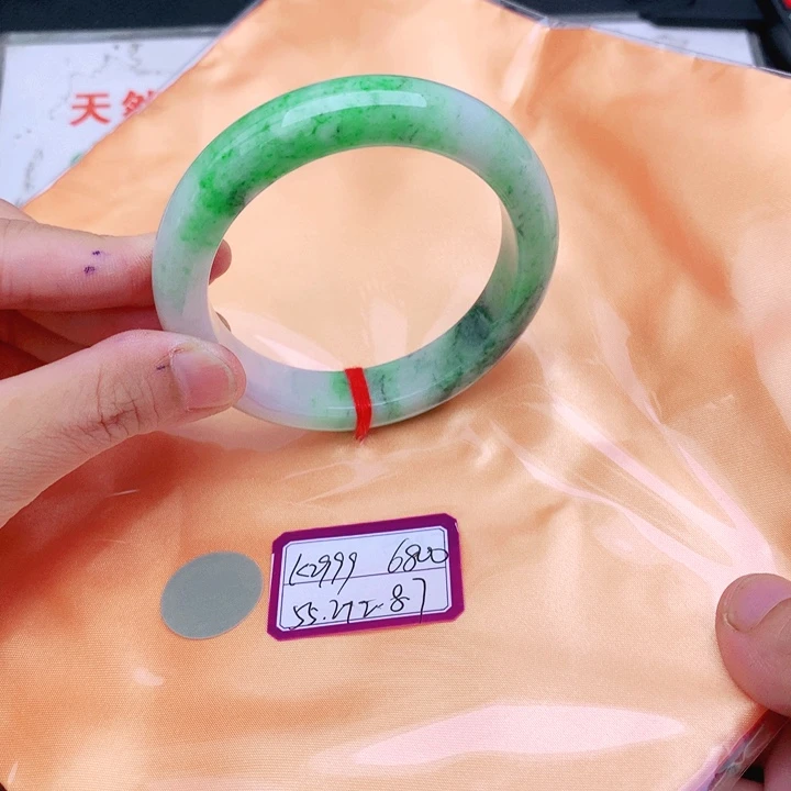 翡翠手镯未镶嵌翡翠