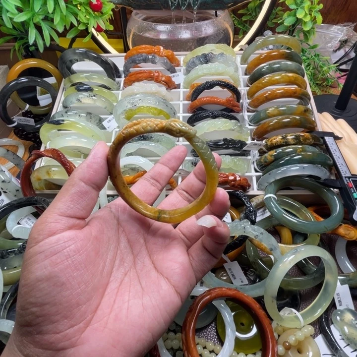 蛇纹石玉未镶嵌手镯