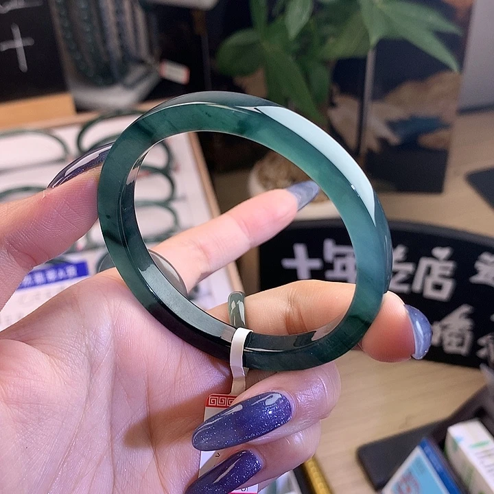 翡翠手镯未镶嵌紫****?55-56圈口