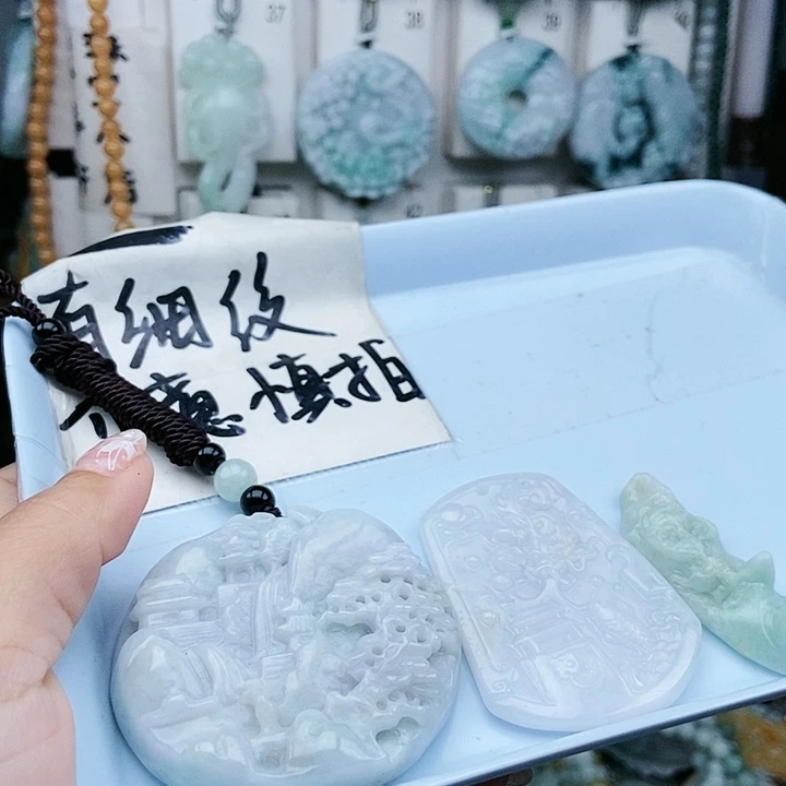 颈饰足铂镶嵌翡翠翡翠