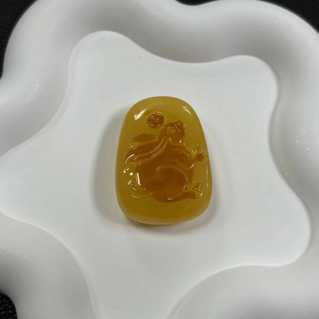 「戴琴珠宝」Q37-蜜蜡雕刻件吊坠(多样性发其一）