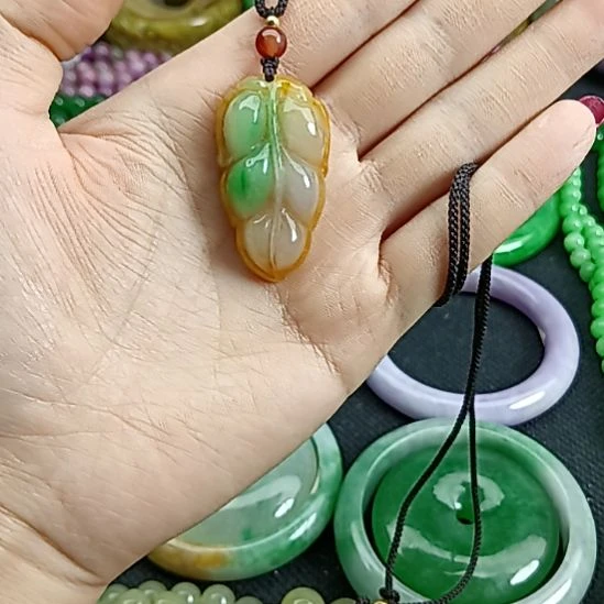 翡翠挂件未镶嵌翡翠