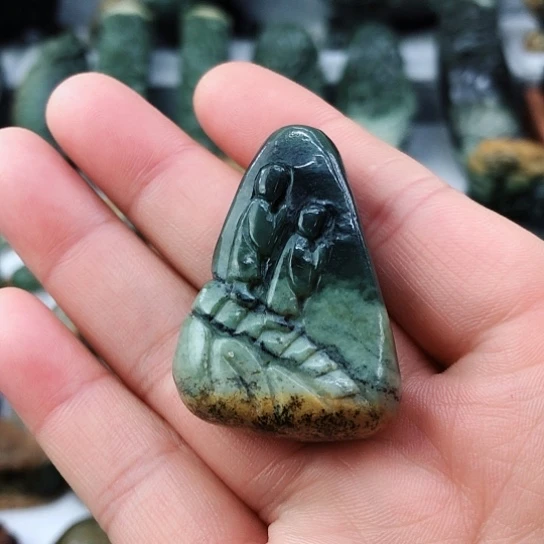 未镶嵌岫岩河磨玉（透闪石质玉）挂件