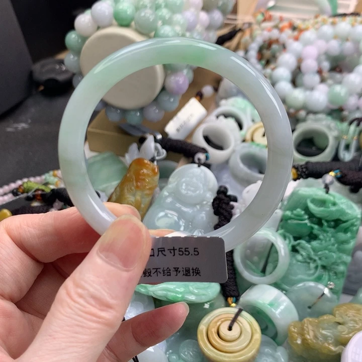 翡翠手镯未镶嵌吊坠