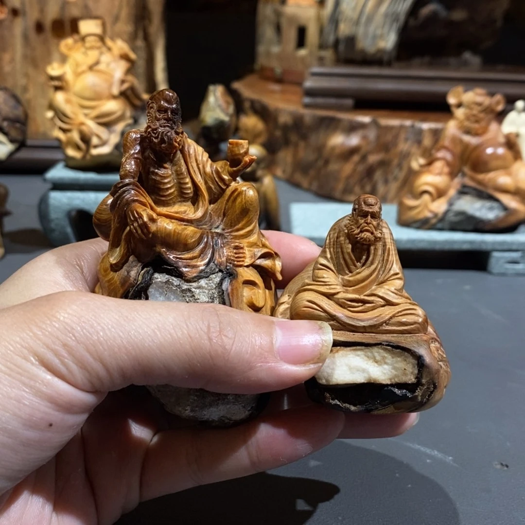 柏木（崖柏）正**行抱石达摩手把件