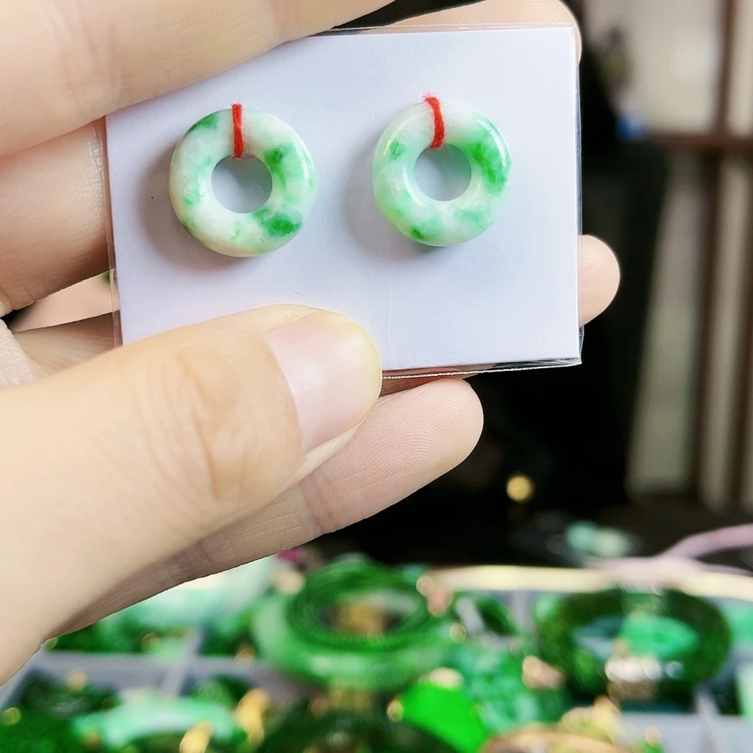 翡翠颈饰未镶嵌耳饰多样性