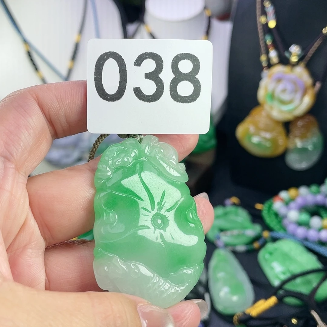 翡翠未镶嵌吊坠(赠链)