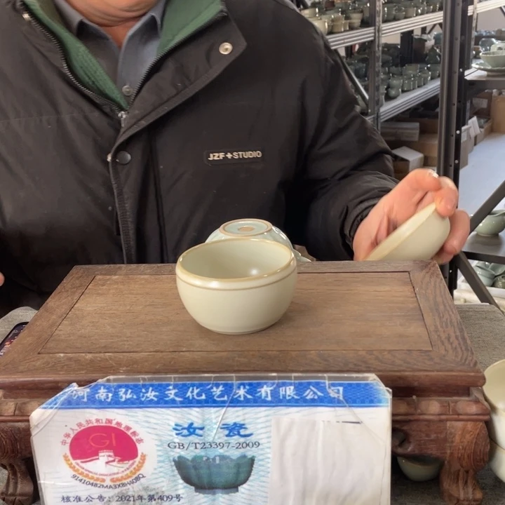 摆件月白釉手拉支烧战鼓杯