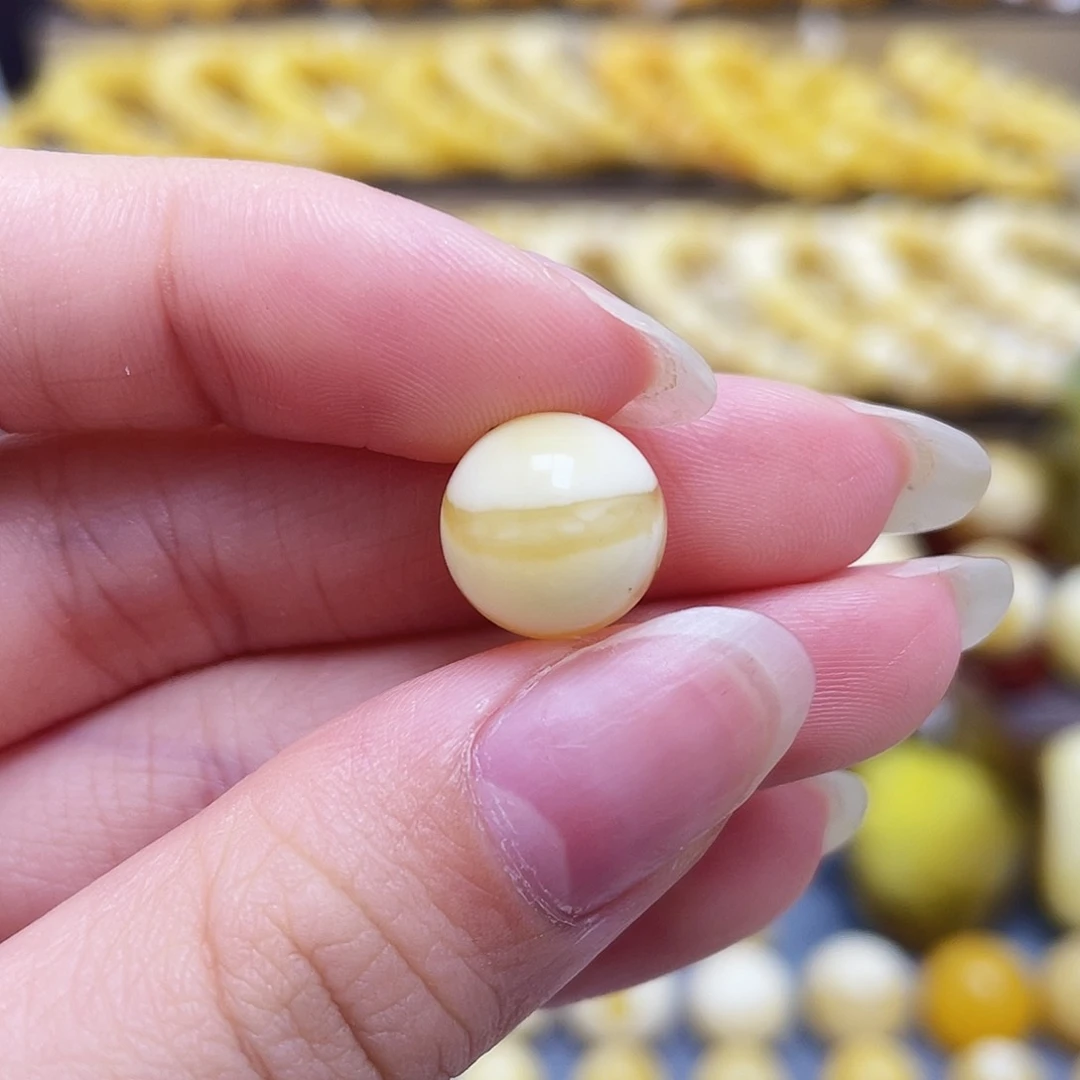 未镶嵌琥珀裸石11.4mm圆珠瑕疵