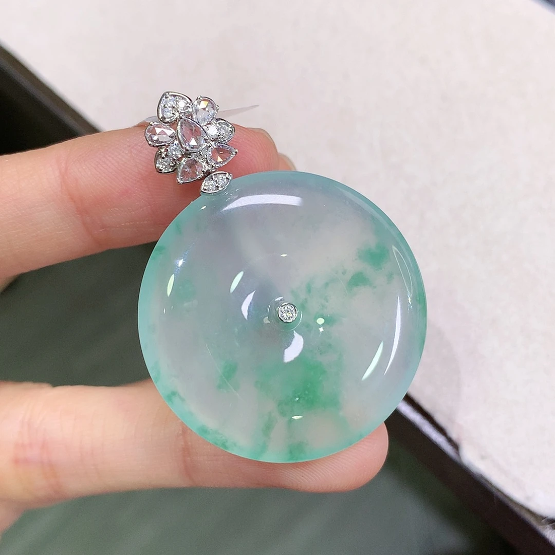 翡翠18K金镶嵌颈饰大扣子