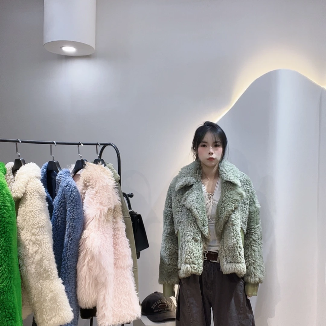 真皮皮毛一体外套223-2936。130斤内