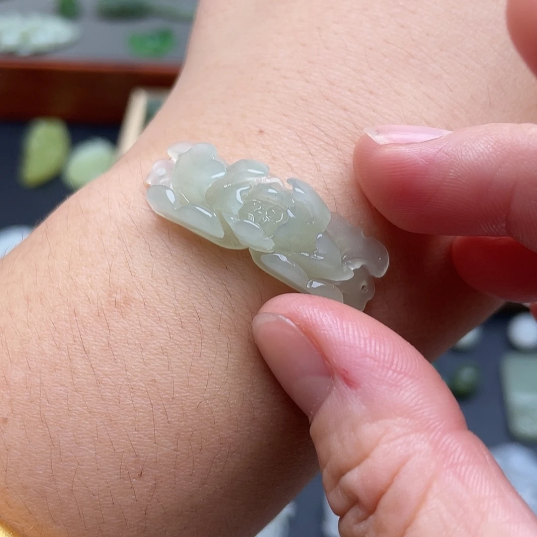 颈饰未镶嵌和田玉冰晴牡丹花手牌
