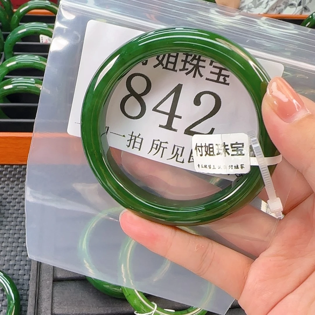 颈饰未镶嵌和田玉手镯60 842