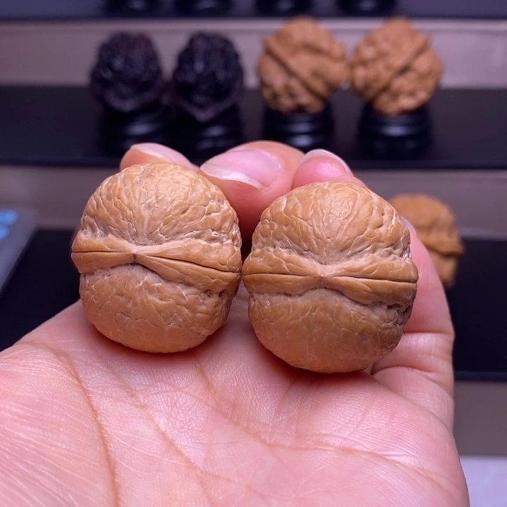 文玩核桃把件碧海龙珠50